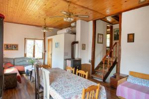 Boykovets的住宿－Vacation Home Selo Boykovets，客厅配有桌子和沙发