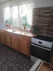 una cocina con estufa y encimera en Elder Villa, en Bran