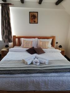 1 dormitorio con 2 camas y toallas. en Elder Villa, en Bran