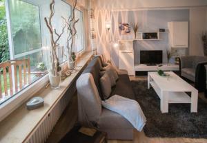 uma sala de estar com um sofá e uma mesa em Ferienwohnung First Bismarck em Bad Pyrmont