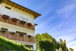 um edifício com flores numa varanda em Naglerhof em Curon Venosta