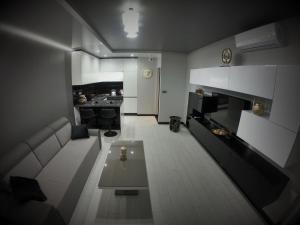 Kuchyňa alebo kuchynka v ubytovaní Apartament Lema Versace