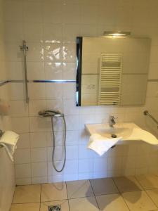 W łazience znajduje się prysznic, umywalka i lustro. w obiekcie Chambres d hotes THE RESID w mieście Pérouges