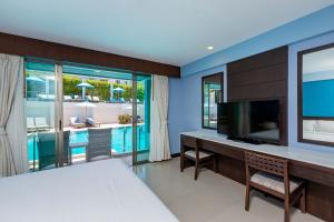 TV a/nebo společenská místnost v ubytování Blue Tara Hotel Krabi Ao Nang