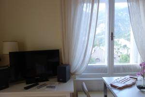 Televízia a/alebo spoločenská miestnosť v ubytovaní Executive Apartement Gastein