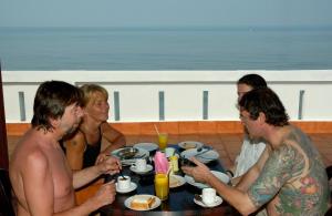 Un groupe de personnes assises autour d'une table et mangeant de la nourriture dans l'établissement Sealine Beach Resorts, à Cherai Beach