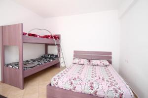 Postel nebo postele na pokoji v ubytování Marina Apartment Vlore