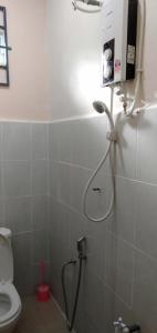 e bagno con doccia e servizi igienici. di ROOMSTAY AQILAH PASIR PUTEH KELANTAN a Pasir Puteh