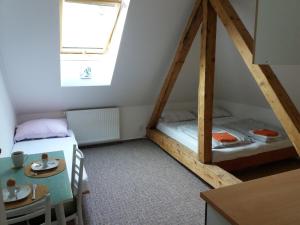 Двухъярусная кровать или двухъярусные кровати в номере Apartmány F-M