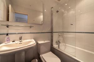 A bathroom at Residencial Las Redes - 19 Még 34 kép