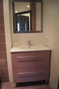 une salle de bain avec un lavabo et un miroir dans l'établissement Les Remparts de Sarlat, à Sarlat-la-Canéda