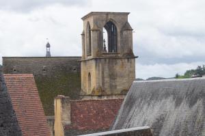 une ancienne église avec une tour au-dessus d'un toit dans l'établissement Les Remparts de Sarlat, à Sarlat-la-Canéda 8 autres photos