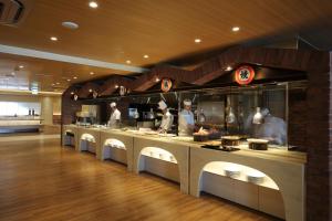函館市にあるしおさい亭 別館 花月の調理場のシェフが調理するレストラン