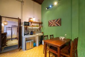 Kuchyň nebo kuchyňský kout v ubytování Little Nap Homestay + 35 fotografií