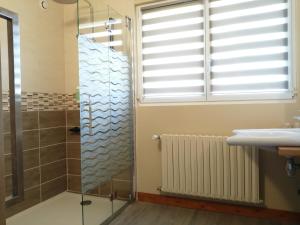 La salle de bains est pourvue d'une douche et d'un lavabo. dans l'établissement Hôtel Le Poulmic, à Lanvéoc