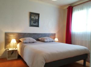 - une chambre avec un lit avec deux oreillers et une fenêtre dans l'établissement Hôtel Le Poulmic, à Lanvéoc