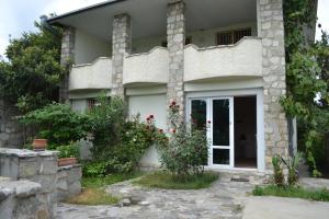 泰拉维Royal Telavi的门前有鲜花的房子