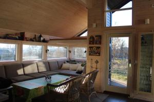 ein Wohnzimmer mit einem Sofa und einem Tisch in der Unterkunft Lev-Vel - 10 person cabin in Ål