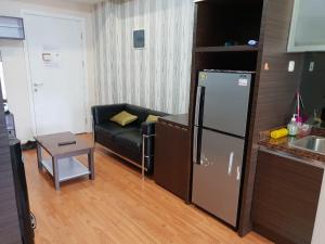 Η κουζίνα ή μικρή κουζίνα στο Will's Apartment - Parahyangan Residence