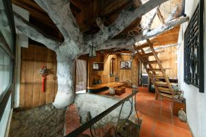 九份にあるOwlStay Jiufen Wanderの天井から伸びる木のある部屋