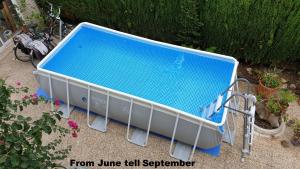 eine blau-weiße Bank in einem Garten in der Unterkunft Casa Sant Antoni Maria Claret in Cambrils