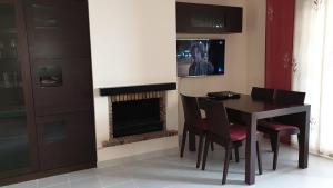 ein Esszimmer mit Tisch und Kamin in der Unterkunft Casa Sant Antoni Maria Claret in Cambrils