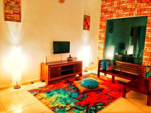 TV a/nebo společenská místnost v ubytování Homestay near HSB, fully aircond, wifi, Netflix, near shop