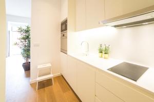 - une cuisine avec des placards blancs et un évier dans l'établissement FLH Restauradores Modern Studios, à Lisbonne