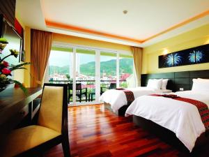 Postel nebo postele na pokoji v ubytování R-Mar Resort and Spa Patong, Phuket