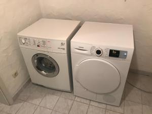 a washing machine and a dryer in a room at Obere Kellerstraße Haus 2 in Forchheim