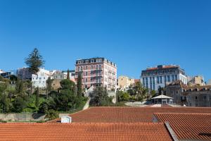- une vue sur une ville avec des bâtiments et des toits dans l'établissement FLH Restauradores Modern Studios, à Lisbonne