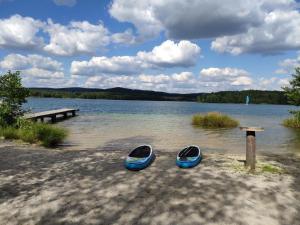 due barche sedute sulla riva di un lago di Haus Brückelsee a Wackersdorf