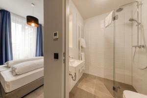 Ванна кімната в Smart Stay Hotel Station