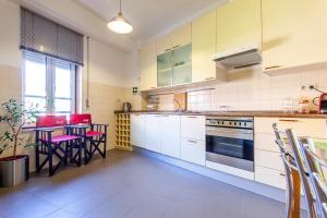 Kuchyň nebo kuchyňský kout v ubytování Forum by Home Sweet Home Aveiro