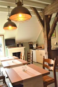 uma sala de jantar com uma mesa e duas luzes em B&B “de Boerlarij” em Ruinerwold