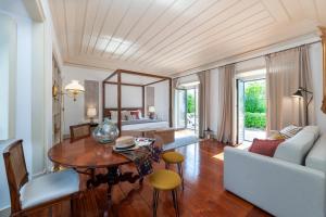 a living room with a table and a couch at Quinta da Arrábida in Sesimbra