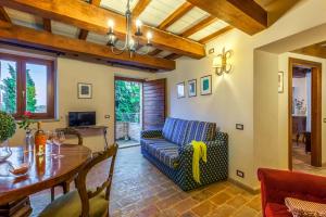- un salon avec un canapé et une table dans l'établissement Mons Major Relais, à Montemaggiore al Metauro