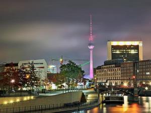Una ciudad de noche con una torre en el fondo en Pension Central Hostel Berlin, en Berlín