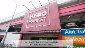 Supermarket nebo jiné obchody v  hotelu nebo okolí