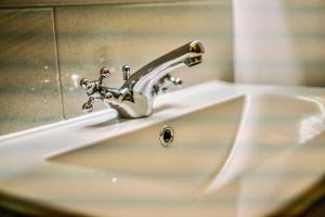 A bathroom at Shard Riverside 