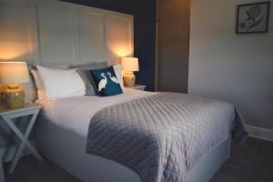 A bed or beds in a room at Shard Riverside 
