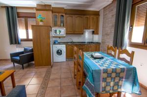 A kitchen or kitchenette at Apartamentos Rurales El Prado