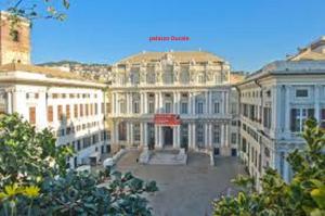 een groep witte gebouwen in een stad bij memeapartments in Genua