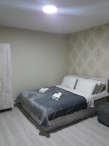 מיטה או מיטות בחדר ב-Apartament LashaGiorgi