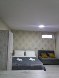 Un dormitorio con una cama con dos toallas encima. en Apartament LashaGiorgi, en Borjomi