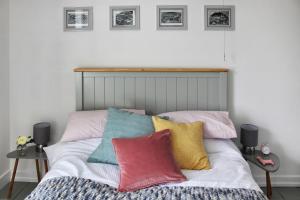 Gallery image of Secret Cottage, Wivenhoe - Charming, Cosy, Convenient & Quiet, 2 x Double Bed Period Cottage PLUS Patio - 6 min walk train, 2 min walk High Street Pubs, Restaurants, Shops in Wivenhoe