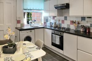 Dapur atau dapur kecil di Secret Cottage, Wivenhoe - Charming, Cosy, Convenient & Quiet, 2 x Double Bed Period Cottage PLUS Patio - 6 min walk train, 2 min walk High Street Pubs, Restaurants, Shops