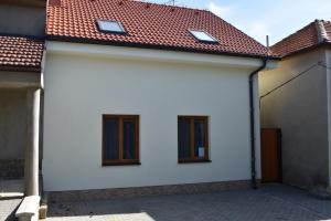 a white house with a red roof at Relax Morava in Velké Bílovice