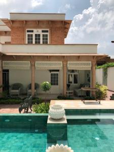 uma casa com piscina em frente a uma casa em The Rohet House em Jodhpur