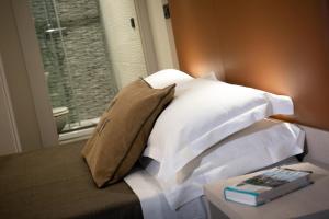 Posteľ alebo postele v izbe v ubytovaní Borgo Pio Suites Inn